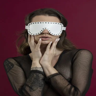 Маска на очі з заклепками Feral Feelings - Blindfold Mask, натуральна шкіра, біла