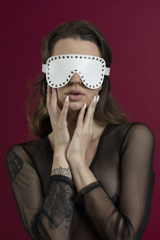 Маска на очі з заклепками Feral Feelings - Blindfold Mask, натуральна шкіра, біла - зображення 1
